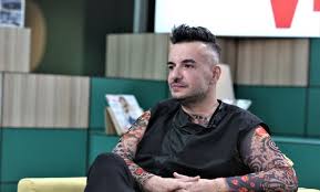 Ce are de spus criticul de moda ➥ urmareste emisiunile tale favorite. Exclusiv PÄrinÈii Lui RÄzvan Ciobanu DistruÈi La Un An De La Moartea Designerului Ce Vor SÄ FacÄ In Memoria Acestuia Impact