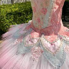 jardin des costumes on instagram 春の新作を 桜の前で撮影してみました 快晴の中 満開の桜が本当に綺麗 ピンクのグラデーションチュールに サーモンピンクのレース地と差し色のグリーンが印象的なクラシックチュチュです ローズアダジオ 金平糖の精