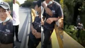 Sicarios balean y dejan gravemente herido a hombre que veía el partido perú vs. Facebook Viral Dos Venezolanos Lanzan Desde Un Puente A Peruano Video Es Compartido En Redes Tendencias Redes Sociales Facebook Watch Colombia Venezuela Trends El Bocon