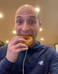 모두들 좋은 아침, 특히 전국 도넛의 날을 축하하는 사람들. 당신이 가장 좋아하는 도넛은 무엇인가요 🍩? 나는 평범하거나 파우더를  넣었지만 애플 사이다는 저 위에 있다. 이번 주말에 sidecardoughnuts 여행을 가야 할지도 모른다는 생각이