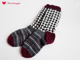 Die arbeit wird gestrickt in drops nord. Anleitung Socken Mit Hahnentritt Muster Stricken Lisibloggt