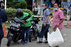 Definisi perilaku menolong dalam kamus besar bahasa indonesia dijelaskan menolong berarti membantu untuk meringankan beban (penderitaan, kesukaran, dsb), membantu dalam melakukan sesuatu, yaitu dapat berupa bantuan tenaga, waktu, ataupun dana. Islam Mengajarkan Saling Peduli Dan Tolong Menolong Sesama Republika Online