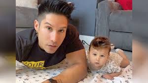 His hard work singing in local bands and as a solo act won him a spot on. Natasha Esposa Chyno Miranda Hablo Del Dificil Momento Del Cantante