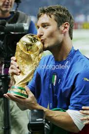 Der fußballspieler francesco totti war in der saison 2005/2006 bei as rom unter vertrag und wird dort im sturm eingesetzt. World Cup 2006 Print Football Posters Francesco Totti