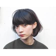 目ギリギリの前髪で目力up 重めバングスのヘアスタイルまとめ キナリノ ヘアスタイリング 美髪 ヘアーデザイン