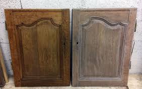 Pascal leopold cette image montre une cuisine design en u avec un placard à porte plane, des portes de placard noires, une crédence noire, une péninsule, un sol noir et un plan de travail noir. Renovation Facades Portes Cuisine En Chene Cuisine Chene Meuble Chene Porte Cuisine