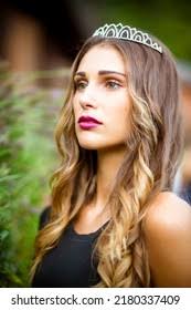 bella morena italiana con pelo oscuro Foto de stock 2180337409