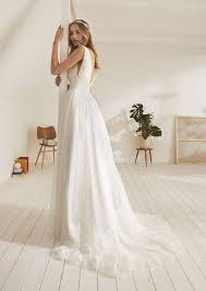 Celle gilt als südliches tor zur lüneburger heide und ist ein ort mit einer pittoresken altstadt mit über 400 fachwerkhäusern und einem schloss im stil der. White One 2019 Collection Ocata Hochzeitskleid Spitze Kleid Hochzeit Brautkleid Designer