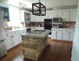 Außenküche selber bauen selber bauen paletten selber bauen garten tisch bauen möbel aus paletten grill beistelltisch paletten küche insel gartenprojekte mit holzpaletten grill bauen. Kucheninsel Selber Bauen Aus Paletten 31 Modell Anregungen Moderne Kuchenideen Moderne Weisse Kuchen Kuche Mit Insel