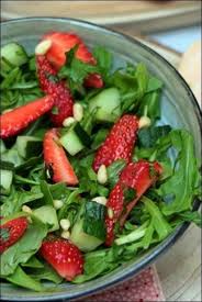 Salade De Fraises A La Roquette Et Pignons Happy Papilles Recette Salade De Fraises Recette Avec Des Fraises Salade