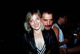 La sexualidad de freddie mercury todavía se borra hasta el día de hoy y trump usó sus canciones durante la campaña junto a un. A 28 Anos De La Muerte De Freddie Mercury Que Es De La Vida De Su Gran Amor Mary Austin Infobae