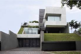 Desain rumah pojok unik dengan kisi2 pelat besi yang berfungsi mengurangi efek panas sinar matahari banyak diletakan dihadapan bukaan jendela terutama pada lantai 2, selain fungsi sunscreen juga akan didapat satu permainan. 40 Contoh Desain Rumah Garasi Bawah Minimalis Dan Elegan