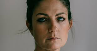 Mens Sara tog sig af skudofre uden for Field's, var der én ting, hun ikke  måtte tænke på. Hendes kæreste var derinde