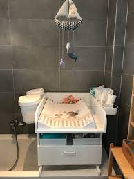 Meist ist eine solche kommode in die länge gezogen, sodass ein sicherer stand ermöglicht wird. Wickelaufsatz Passend Fur Die Badewanne Stabil Und Platzsparend Mit Auflage