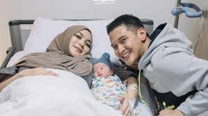 Finalis gadis sampul 2007 asal cimahi, citra kirana, terpilih sebagai salah satu bintang potensial versi tabloid bintang indonesia. Dituduh Eksploitasi Athar Yang Masih Bayi Citra Kirana Dan Rezky Aditya Bongkar Tabungan Anak Tuh Tribunnews Com Mobile