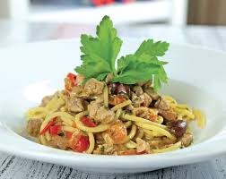 Tagliare i pomodorini a metà e versarli in una ciotola insieme al tonno sgocciolato e al mais. Spaghettone Con Tonno Fresco Olive Taggiasche E Pomodorini Infornati La Madia Travelfood