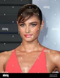 Taylor Darr's Instagram, Twitter & Facebook