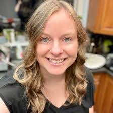 Carolyn Travers's Instagram, Twitter & Facebook