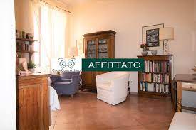 Nelle adiacenze di via taranto, grazioso appartamento posto all'interno di un palazzo degli anni '50 con ascensore, proponiamo in affitto un monolocale composto da ingresso con armadio a muro, camera con angolo cottura (a scomparsa) e ampio bagno. Affitto Roma Zona San Giovanni Appartamento A Pochi Passi Dalla Metro
