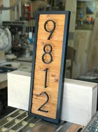 Numeros De Maison En Cedre En 2020 Numero Maison Decoration Jardin Maison Numeros De Maison Moderne
