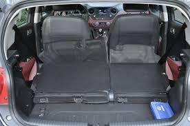 Hyundai i10 weiss trend 5 gang schaltgetriebe weiss klima hyundai hyundai i10 weiss benzin kleinwagen klimaanlage 1 1 angebote bei das sollte den aufpreis wert sein wahrend es die beim i10 genannten und fur alle yes sondermodelle verbauten schwarzen designmerkmale innen und aussen oben drauf gibt. Test Hyundai I10 Der Grosste Unter Den Kleinen Magazin