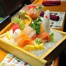 This Kind Of Sushi Is An Acquired Taste In America Sashimi Is Simply Sliced And Artistically Presented Raw Sea F Japanese Food Sushi Sushi Lunch Sashimi Sushi
