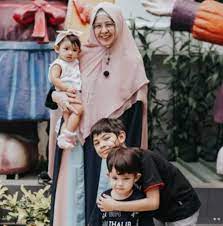 Keduanya sempat bersitegang masalah perceraian sampai masalah anak mereka, arkana rafif bisyari. Foto Bahagia Risty Tagor Bersama 3 Anaknya Masih Belum Pernah Berbagi Momen Dengan Suami Ketiga Kapanlagi Com