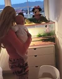 Na svém instgramu se playmate pochlubila změnou, která by jí měla pomoct. Karlos Vemola A Lela To Zpecetili Navzdy Co Maji Na Prstenicku Blesk Cz