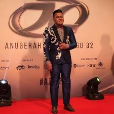 Jep bagi tips dekat azmi caliph busker untuk muzikal lawak superstar. Biodata Dan Latar Belakang Azmi Saat Vokalis Caliph Buskers Iluminasi