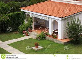 Wie einen überdachten außenbereich der zusätzlichen raum bietet, um auch bei regnerischem wetter problemlos draußen sitzen und grillen zu können. Schones Weisses Haus Mit Kleiner Terrasse Im Garten Stockfoto Bild Von Busch Fassade 33378938