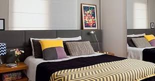 No Quarto Da Arquiteta Gabriela Marques A Cama Tem Cabeceira Revestida De Sarja Da Cinerama Decoracao Quarto Casal Cama Embaixo Da Janela Quartos