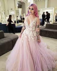 Pink A Line Wedding Dress With Floral Details And V Neckline Hayley Pa Atemberaubende Hochzeitskleider Pinkfarbene Hochzeitskleider Elfenbein Hochzeitskleid