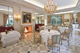 Restaurant dîner spectacle dansant soirée 31 décembre 2019 réveillon de la saint sylvestre 2020 2019 original insolite atypique ambiance bodéga année 80 90. Prestigieux Reveillon Du Nouvel An A L Epicure Au Bristol Paris Gourmand