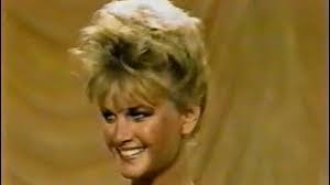 Kelly Parsons's Instagram, Twitter & Facebook