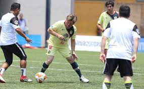 Entre las novedades en la lista de miguel herrera se encuentra el jugador de chiapas, luis 'chaka' rodríguez, así como los elementos de gallos de querétaro, mario osuna y george corral. Miguel Herrera Deja El Banquillo Y Debuta Como Jugador Del America Video Los Pleyers