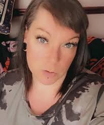 Hello 👋 I'm new here and looking for love 😘 Does love still exist? 💭  Comment what city you're from! 🏙️❤️