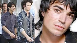 He encontrado a un doble para uno de los Jonas Brothers
