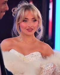 Sabrina Carpenter o Margot Robbie : r/VindictaRateCelebs