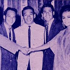Malam ku terlihat sekuntumlah bunga warnanya indah menarik hati baunya semerbak menjatuh cinta oh bunga pujaan segala hatiku Lirik Lagu Malam Ku Bermimpi P Ramlee Saloma