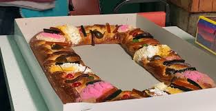 It´s really tasty, you can feel the butter and vanilla flavors in it, is very soft and have the fruit strips over. Online Only Local Bakery Prepares Rosca De Reyes Yourcentralvalley Com