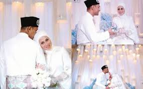 Sultan brunei, sultan hassanal bolkiah hari ini menceraikan isteri baginda, pengiran isteri azrinaz mazhar hakim mazhar dengan talak satu. Azrinaz Akhiri Zaman Janda