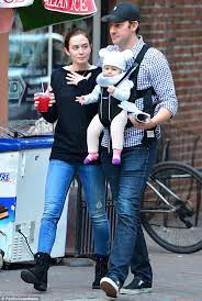 Emily blunt and john krasinski hide their celebrity status from their children. John Krazinski And Emily Blunt With Their Daughter Hazel Emily Blunt Emily Blunt And John Krasinski Cute Celebrity Couples