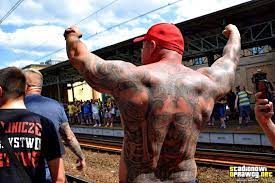A wrongfully expelled harvard undergrad moves to london, where he is introduced to the violent underworld of football hooliganism. Strefa Kiboli Destroyers Hooligans Widzew Facebook