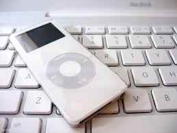 The Ipod Nano Unseated The Ipod Mini And Ushered In An Era Of Ultra Small Mp3 Players Apple Products Ipod Nano Digital Music