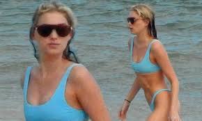 Così eva herzigova, topmodel 46enne, arriva a cannes e travolge i flash mostrando i. Elsa Hosk Flaunts Chiseled Bikini Body In Turquoise Swimsuit As She Frolics At Tulum Beach Daily Mail Online