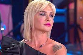 She is not dating anyone currently. Paola Barale 53 Anni E Fisico Da Urlo Le Foto In Bikini