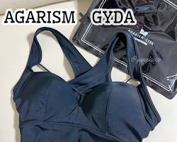 シンプルな服装にアップミースタイリングブラを合わせた女性の画像