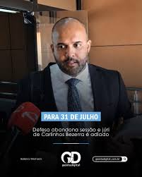 O julgamento de Carlos Alberto Gomes Bezerra, o Carlinhos Bezerra, foi adiado. A decis&atilde;o foi tomada ap&oacute;s os advogados abandonarem a sess&atilde;o do tribunal do j&uacute;ri, que estava marcada para as 9h