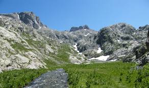 De la végétation méditerranéenne (chêne. Voyage France Grande Traversee Du Mercantour Circuit Randonnee France 12 Jours