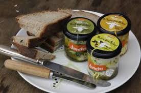 Das kleine dorf jakobsberg im weserbergland ist die heimat der „milchhandwerker anja wolff und frank böhner, die hier ihren. Portrait Lebendige Erde